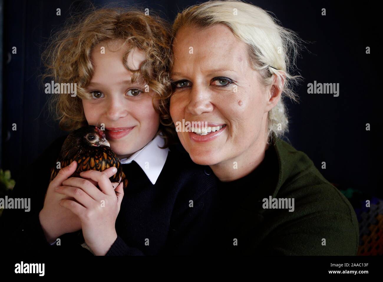 Nell Gifford avec sa fille, 9 rouge, et son animal de compagnie Golden Sebright bantam chick, qui figure dans le nouveau Nell children's book 'Nell & le Cirque du Dr Banque D'Images