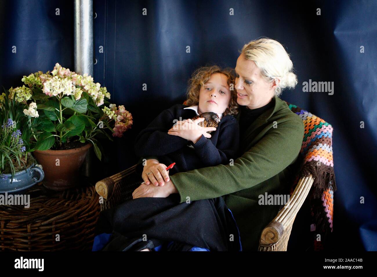 Entre spectacles, Nell Gifford avec sa fille, 9 rouge, et son animal de compagnie Golden Sebright bantam chick, qui figure dans le nouveau Nell livre pour enfants ' Banque D'Images