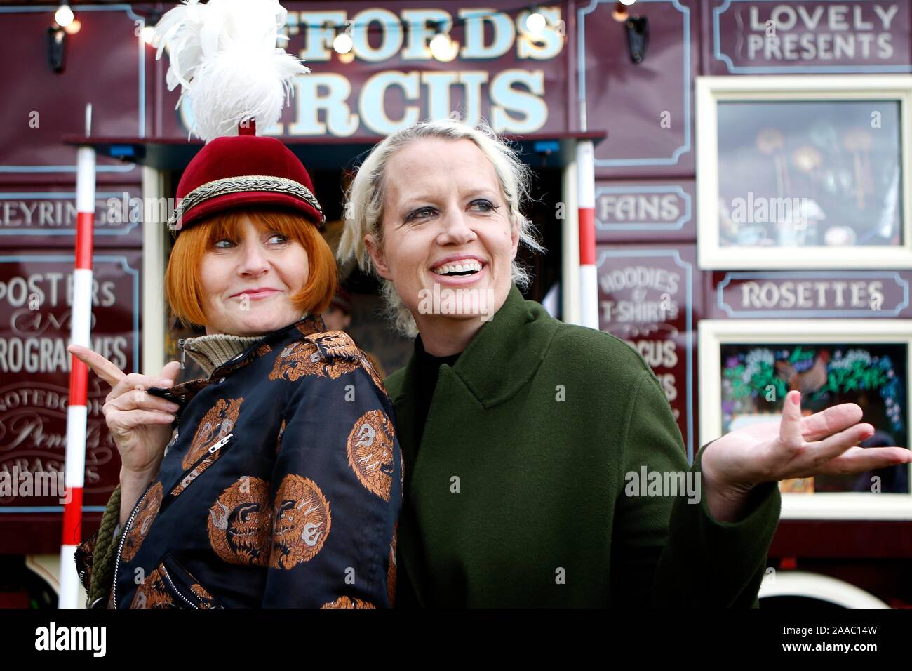 Mary Portas rejoint le cirque avec Nell Gifford. Banque D'Images