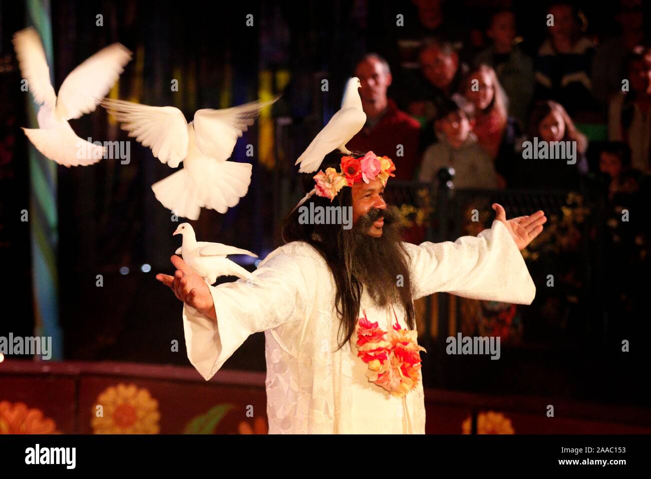 Moments de la thématique 70's Xanadu spectacle de cirque. Banque D'Images