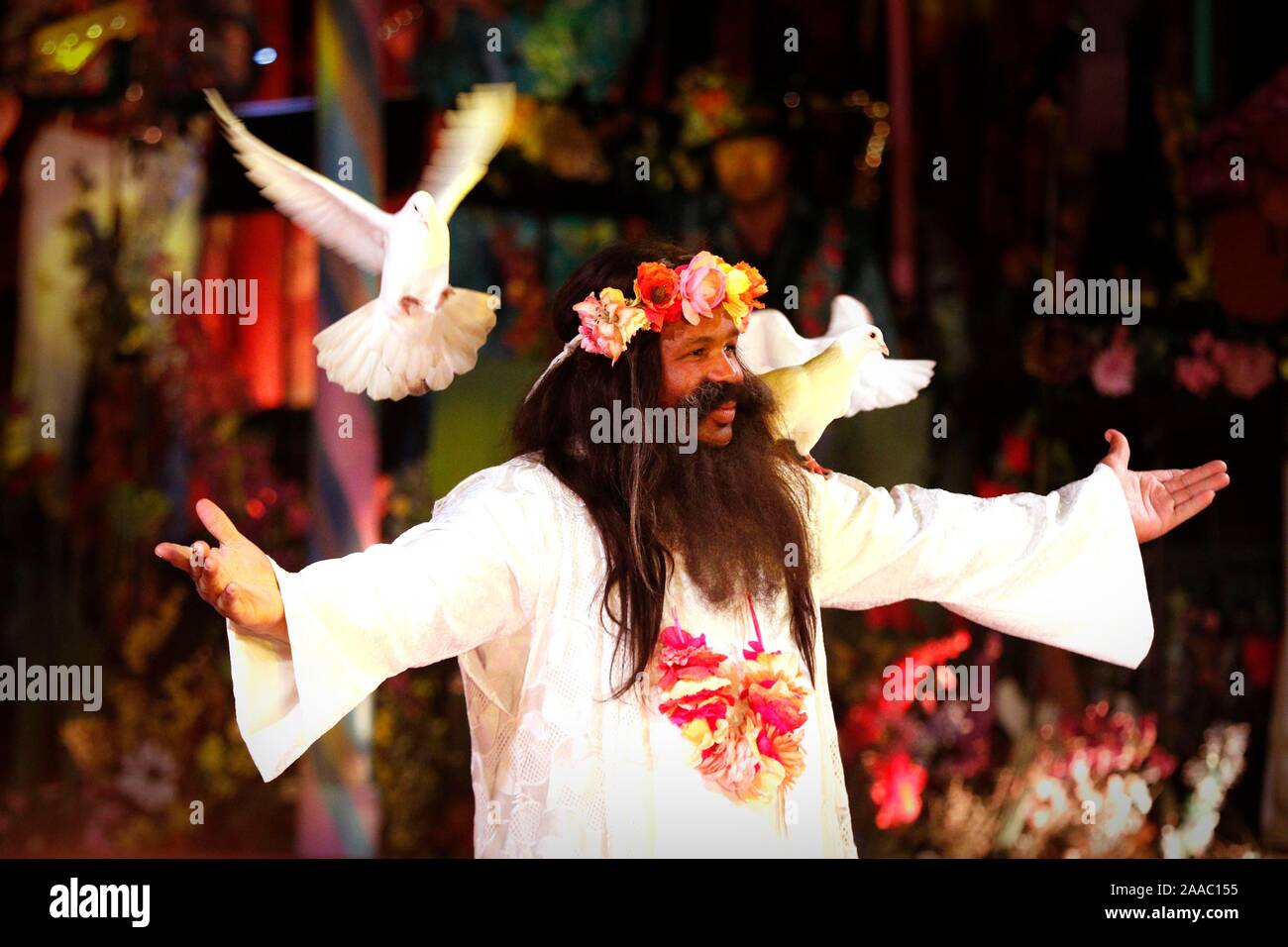 Moments de la thématique 70's Xanadu spectacle de cirque. Banque D'Images