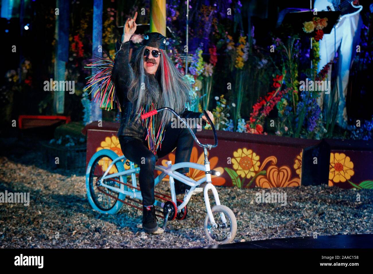Tweedy Rider ? ! Clown Star Tweedy arrive sur sa coutume du broyeur. Banque D'Images