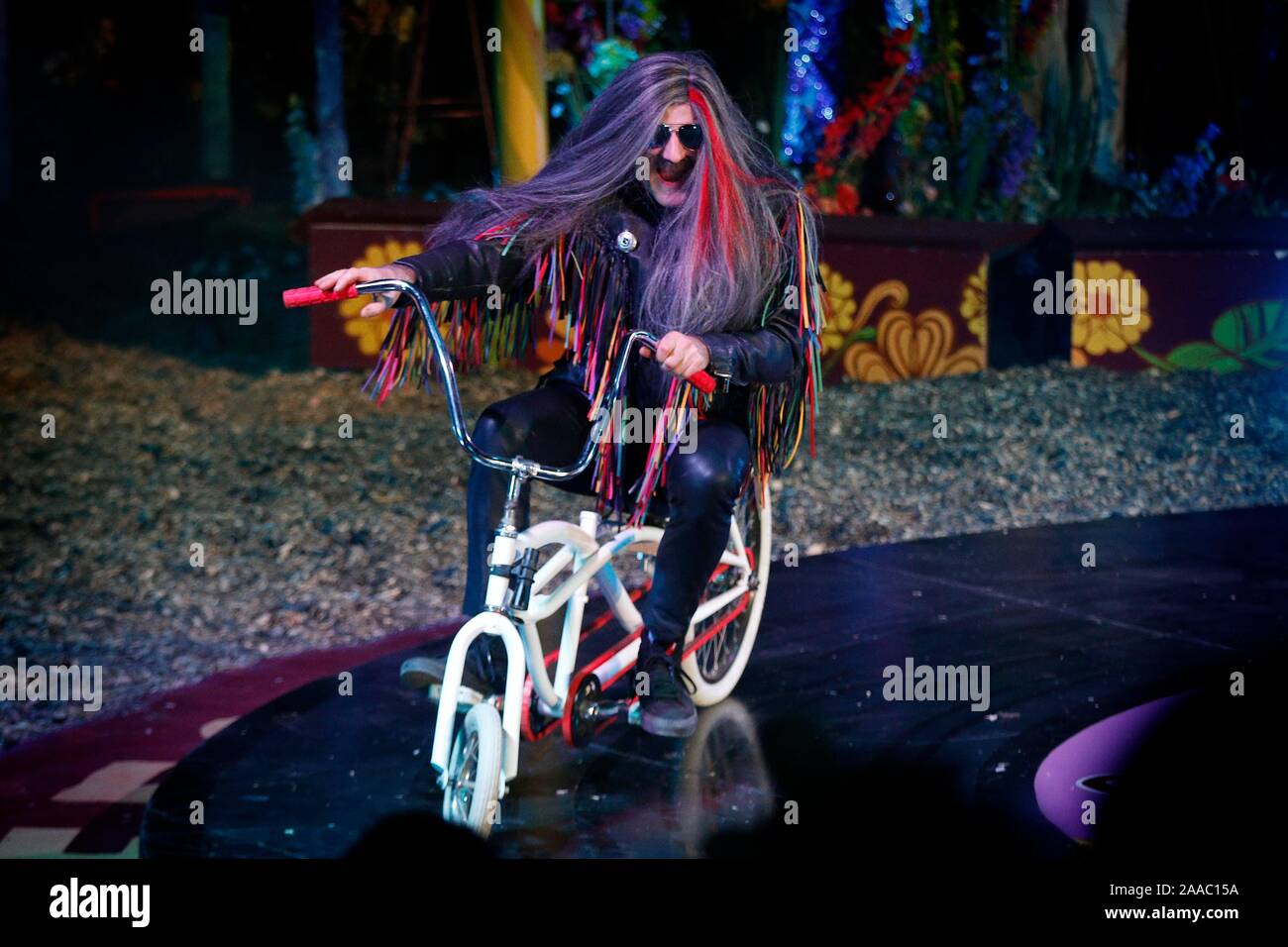 Tweedy Rider ? ! Clown Star Tweedy arrive sur sa coutume du broyeur. Banque D'Images