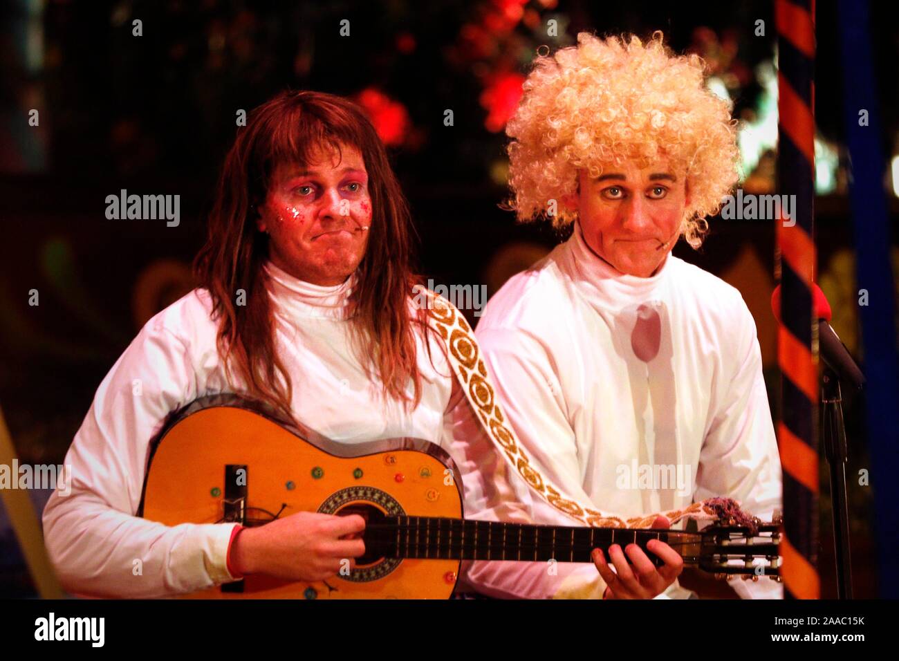 Michael Fletcher, chanteur dans le show, et le clown Tweedy, l'exécution que Simon et Garfunkel. Banque D'Images