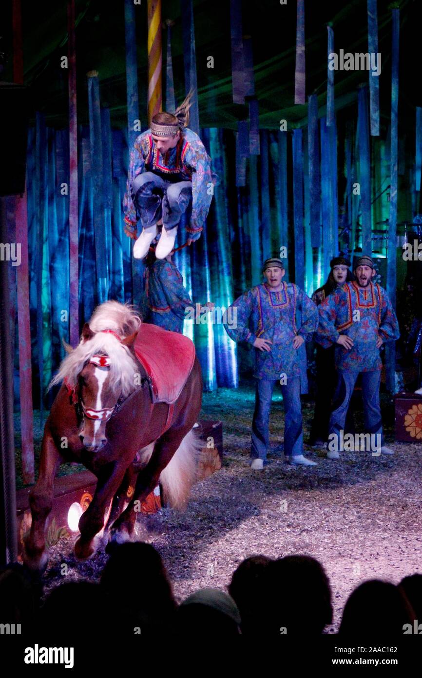 Moments de la thématique 70's Xanadu spectacle de cirque. Banque D'Images