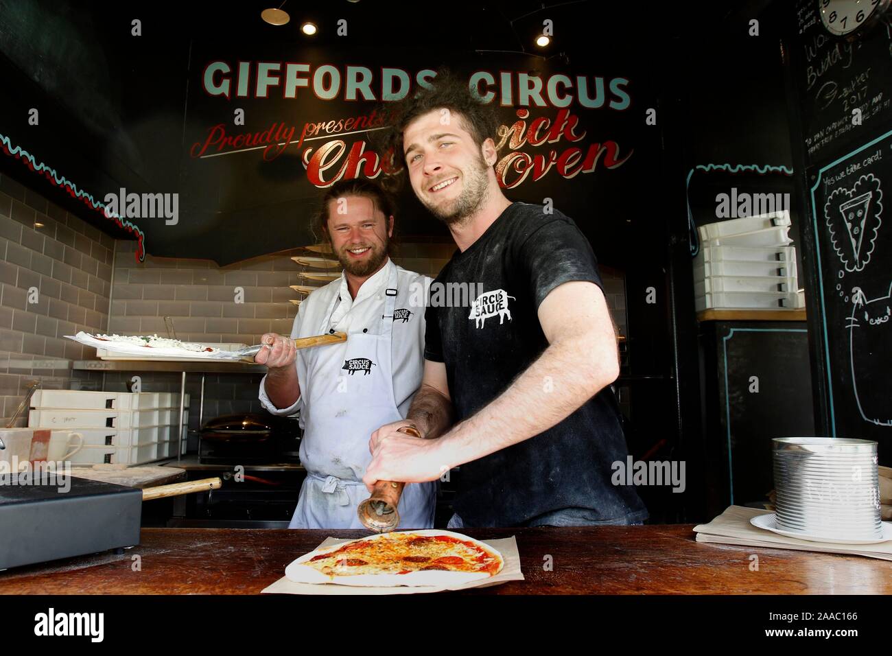 Ollie Halas et Jack Hart, de faire de la sauce du cirque de délicieuses pizzas. Banque D'Images