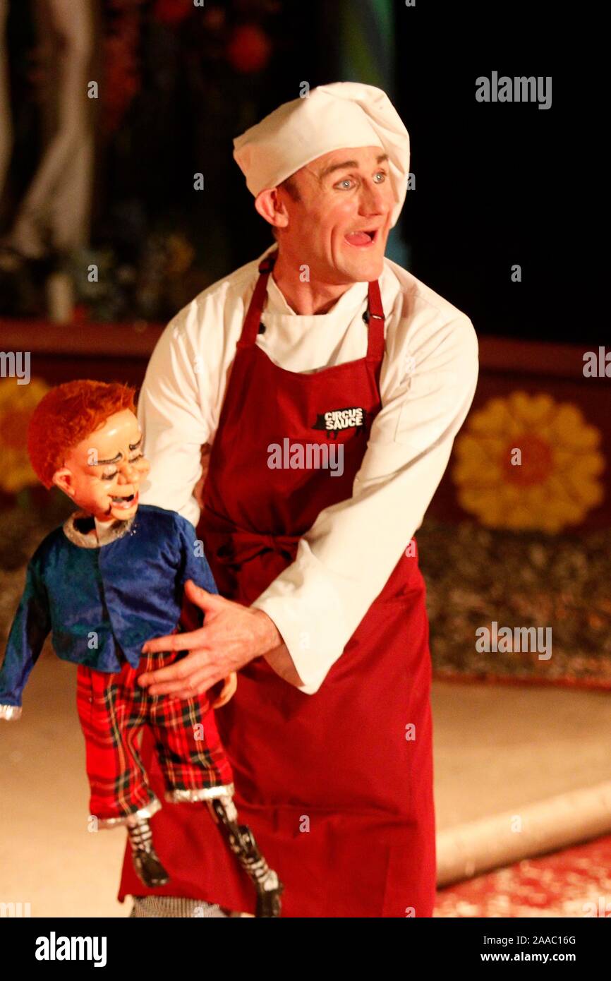 Tweedy le clown, plus populaire que jamais avec le Gifford's Circus public. Banque D'Images