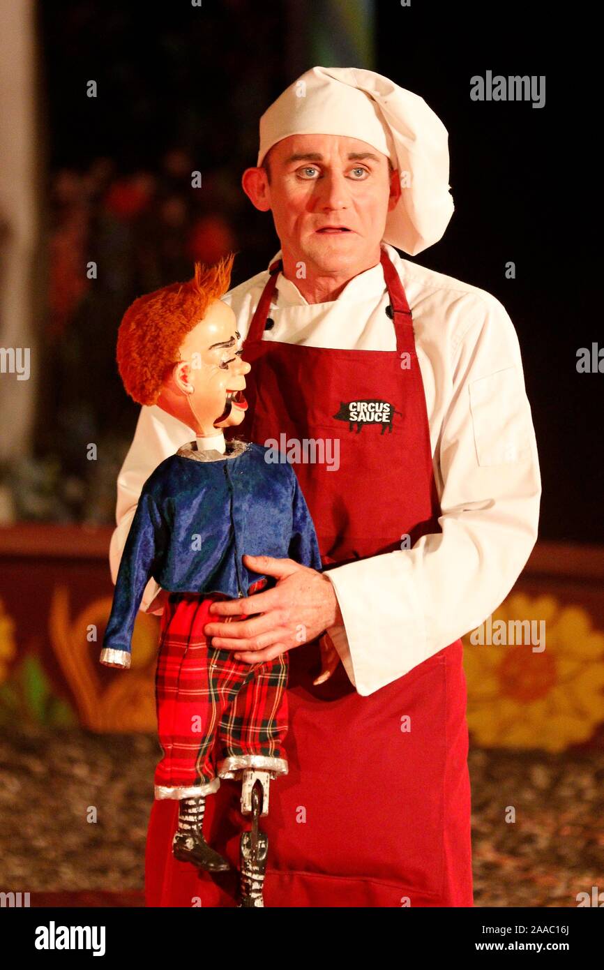 Tweedy le clown, plus populaire que jamais avec le Gifford's Circus public. Banque D'Images