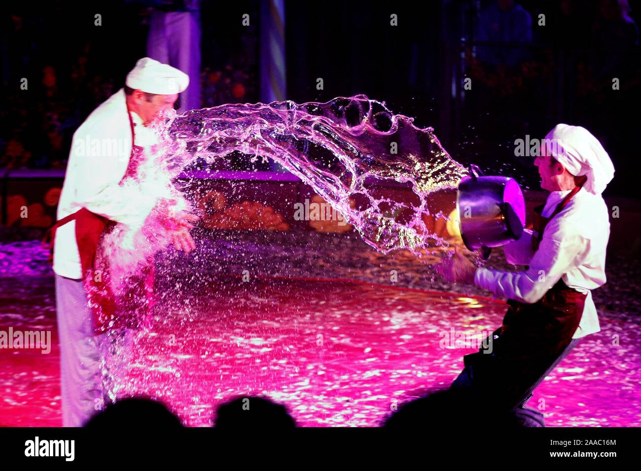 Jan Erik Brenner et Tweedy, l'hilarant duo clown faisant éclabousser un sketch slapstick Dans Xanadu. Banque D'Images