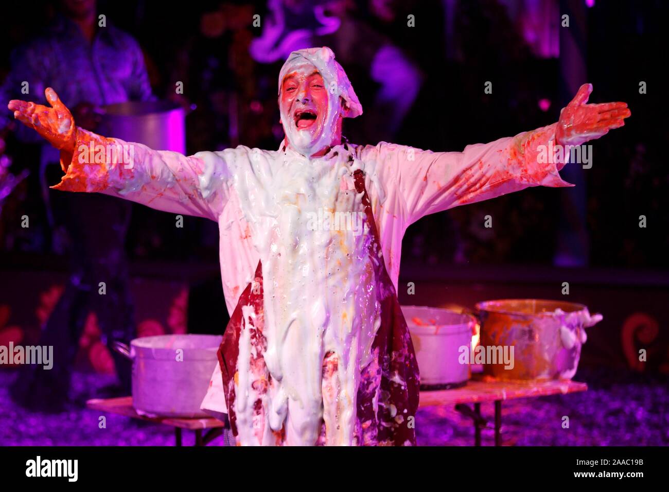Jan Erik Brenner, l'hilarant duo clown avec Tweedy, faire un sketch slapstick éclaboussures dans Xanadu. Banque D'Images