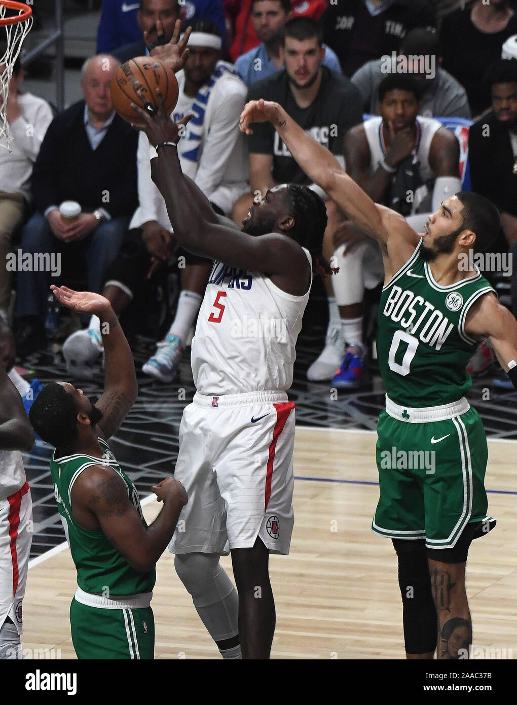 Los Angeles, United States. 20 Nov, 2019. Clippers Montrezl Harrell pousses passé Celtics Jayson Tatum au troisième trimestre l'action au Staples Center de Los Angeles, novembre 20, 2019. Photo par Jon SooHoo/UPI UPI : Crédit/Alamy Live News Banque D'Images