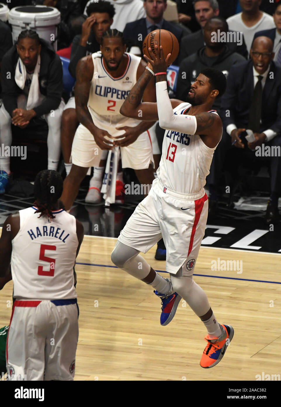 Los Angeles, United States. 20 Nov, 2019. Clippers Paul George marque contre les Celtics au quatrième trimestre l'action au Staples Center de Los Angeles, novembre 20, 2019. Les Clippers défait les Celtics 107-104. Photo par Jon SooHoo/UPI UPI : Crédit/Alamy Live News Banque D'Images