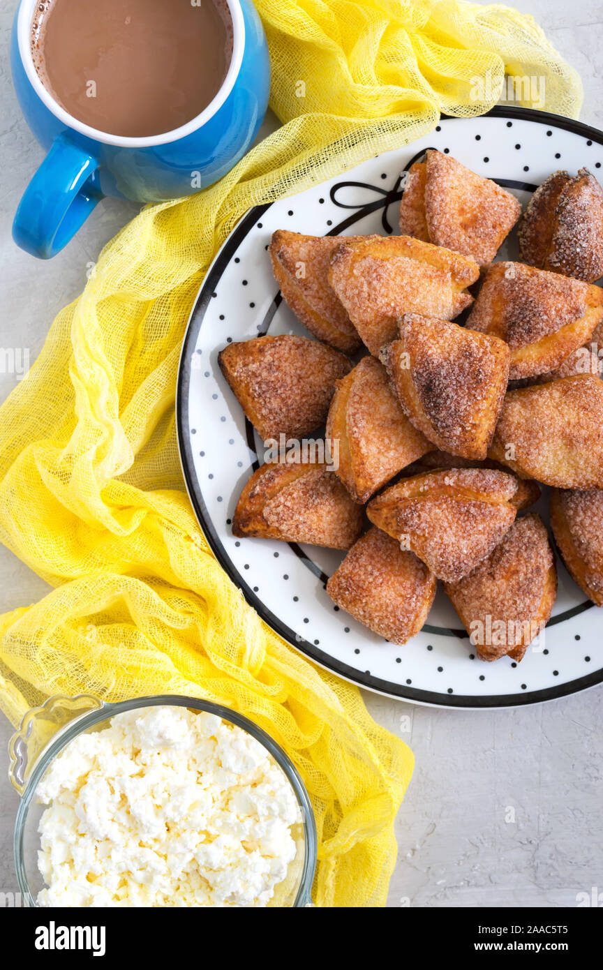 Des biscuits au fromage blanc délicieux sur une assiette. Pied d'oie cookies. Des gâteaux et du café pour le petit-déjeuner. Banque D'Images