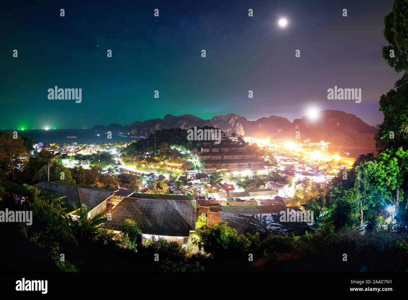 Vue de nuit de l'antenne à Phi-Phi Don. La province de Krabi, Thaïlande Banque D'Images