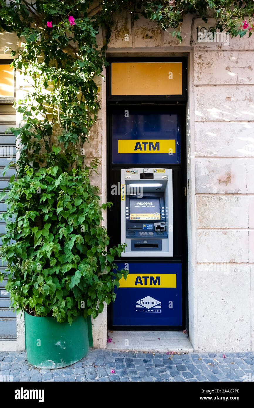 Distributeur automatique de billets de guichet automatique sur la rue Borgo Pio, quartier Saint Peter. Rome, Italie, Europe, UE Banque D'Images