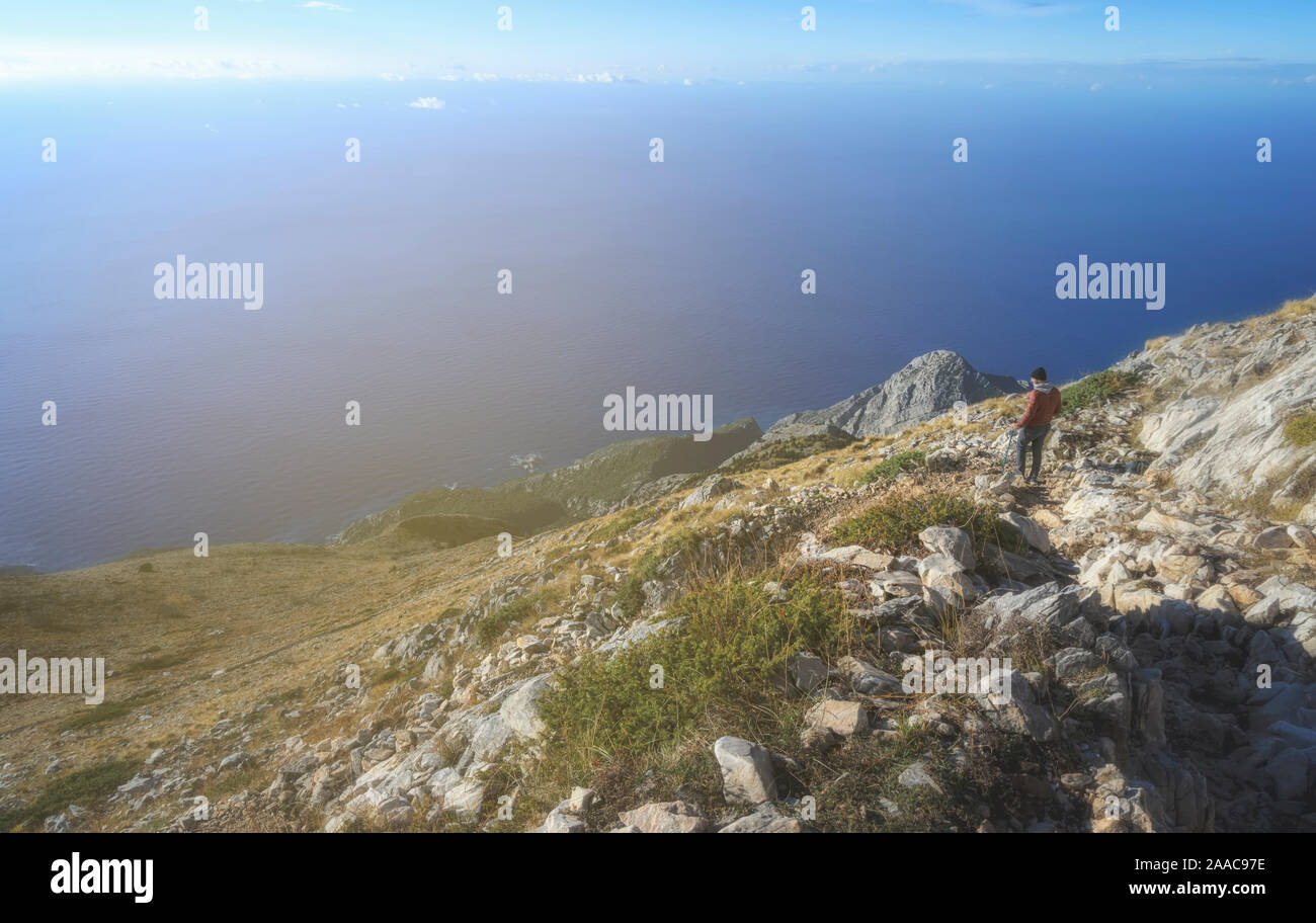 Un homme sur le haut de l'Agion Oros (montagne) Athos en Grèce Banque D'Images