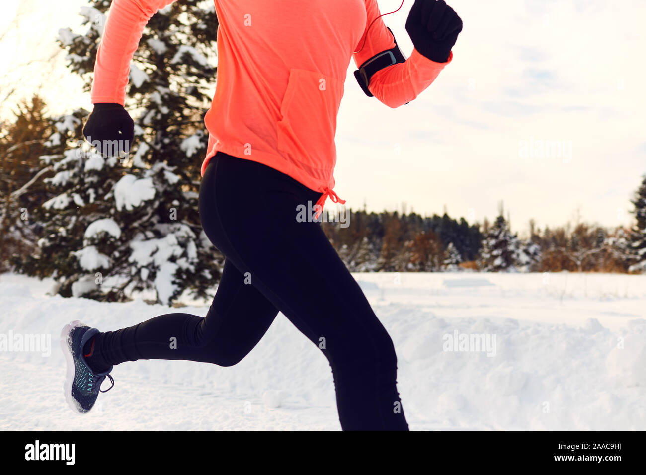 Fille court sur la nature en hiver. Banque D'Images