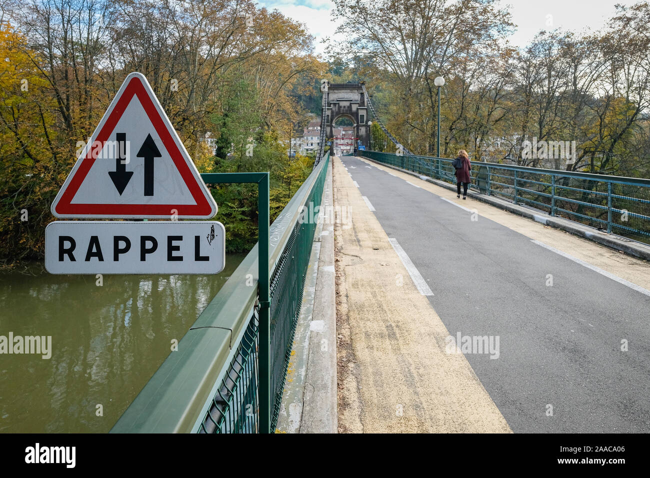 Le 20 novembre 2019, l'Île Barbe, Lyon, Auvergne-Rhône-Alpes, France. Le pont sur l'Île de Barbe nécessite une surveillance accrue. Il est visité regula Banque D'Images