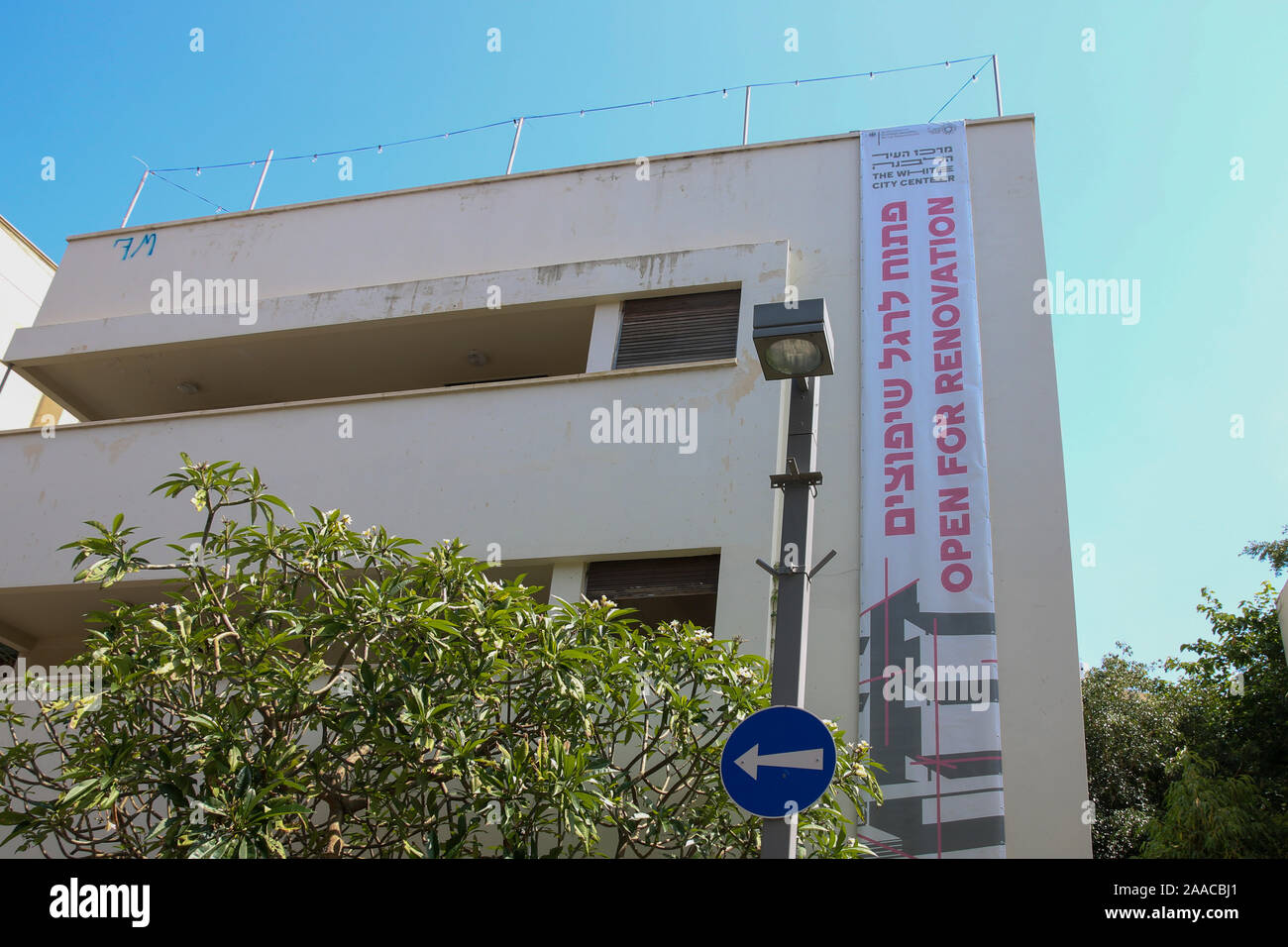 Tel Aviv, Israël. 15 mai, 2018. Vue de la façade de la Maison-Max-Liebling à Tel Aviv. Le bâtiment résidentiel est en cours de transformation en centre-ville le blanc avec de l'argent du gouvernement fédéral et est situé dans le centre de la ville blanche. C'est le nom de la plus grande collection de bâtiments d'habitation dans le style moderne classique. La ville blanche de Tel Aviv a été un site du patrimoine mondial de l'Unesco depuis 2003. Il se compose de 4 000 bâtiments, dont la moitié sont classées aux monuments historiques. Credit : Stephan Schulz/dpa-Zentralbild/ZB/dpa/Alamy Live News Banque D'Images