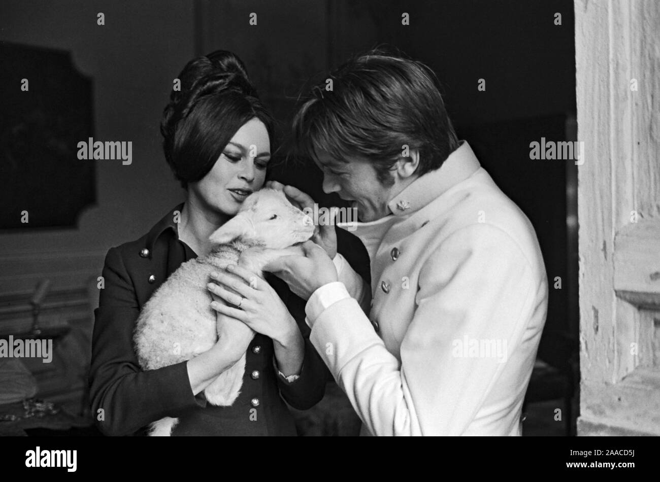 ALAIN DELON et Brigitte Bardot dans les esprits des morts (1968) -Titre original : Histoires extraordinaires-, réalisé par Louis Malle, FEDERICO FELLINI et Roger Vadim. Credit : AIP / Album Banque D'Images