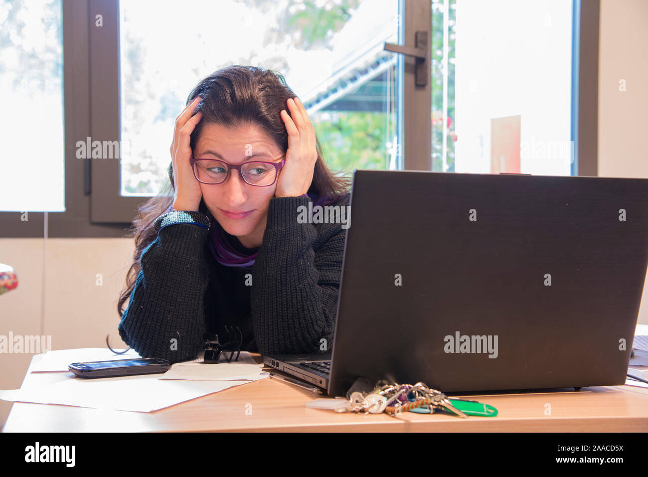 Femme a souligné au travail dans bureau devant l'ordinateur portable. Le syndrome de burn out concept Banque D'Images