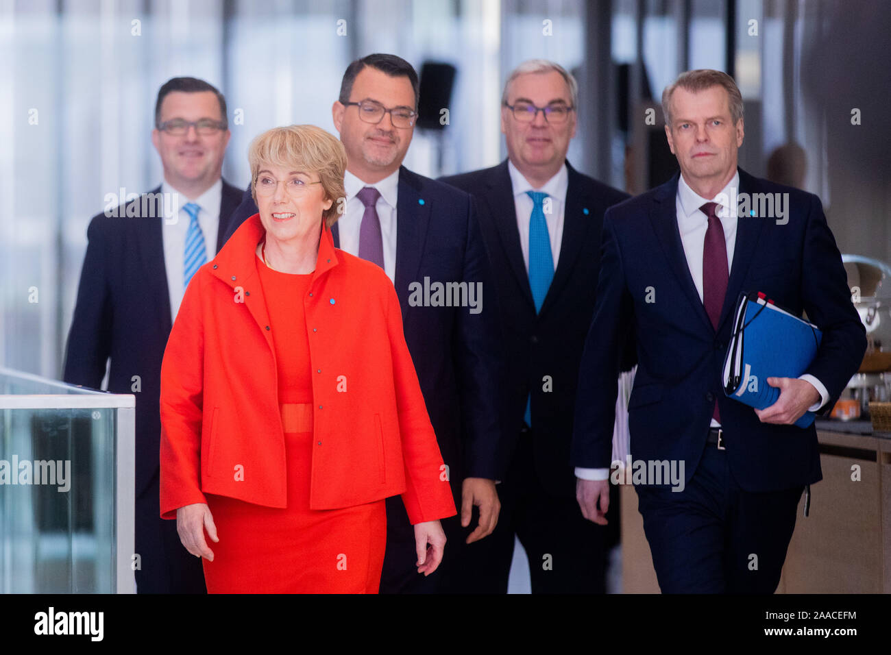 Dpatop - 21 novembre 2019, en Rhénanie du Nord-Westphalie, Essen : Martina Merz, nouveau CEO de Thyssenkrupp, assiste à la conférence de presse annuelle avec ses collègues du conseil d'Oliver Burkhard (2e à partir de la droite), Johannes Dietsch (2e de gauche) et Klaus Keysberg, porte-parole du groupe à l'arrière Christoph Zemelka gauche. Des pertes élevées, pas de dividende pour les actionnaires : Pour Thyssenkrupp a turbulent de l'exercice financier se termine sans conclusion conciliante. Photo : afp/Vennenbernd Rolf Banque D'Images