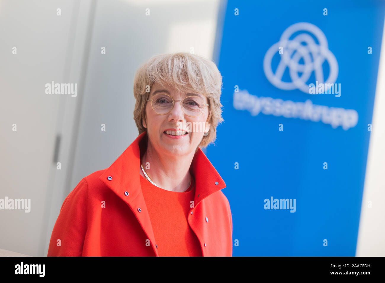 Essen, Allemagne. 21 Nov, 2019. Martina Merz, Thyssenkrupp Conseil exécutif du nouveau président, sera présent à la conférence de presse du bilan au siège social. Des pertes élevées, pas de dividende pour les actionnaires : Pour Thyssenkrupp a turbulent de l'exercice financier se termine sans conclusion conciliante. Crédit : Rolf Vennenbernd/dpa/Alamy Live News Banque D'Images