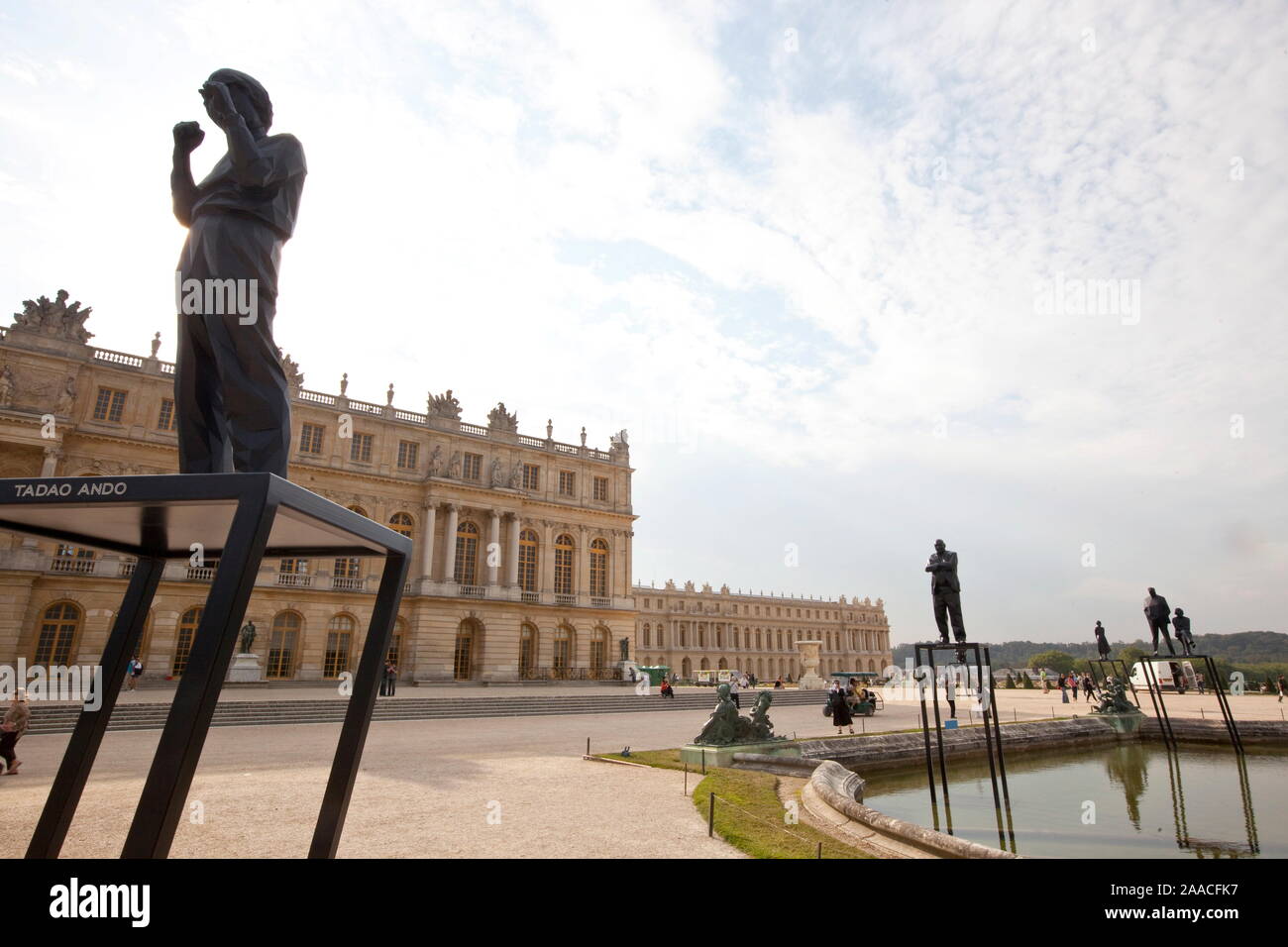 Le plasticien Xavier Veilhan SUCCESSFULLLY ONT SURMONTÉ LE DÉFI DE FUSIONNER AVEC L'ARCHITECTURE DE VERSAILLES, DANS UN DIALOGUE ÉLOQUENT Banque D'Images