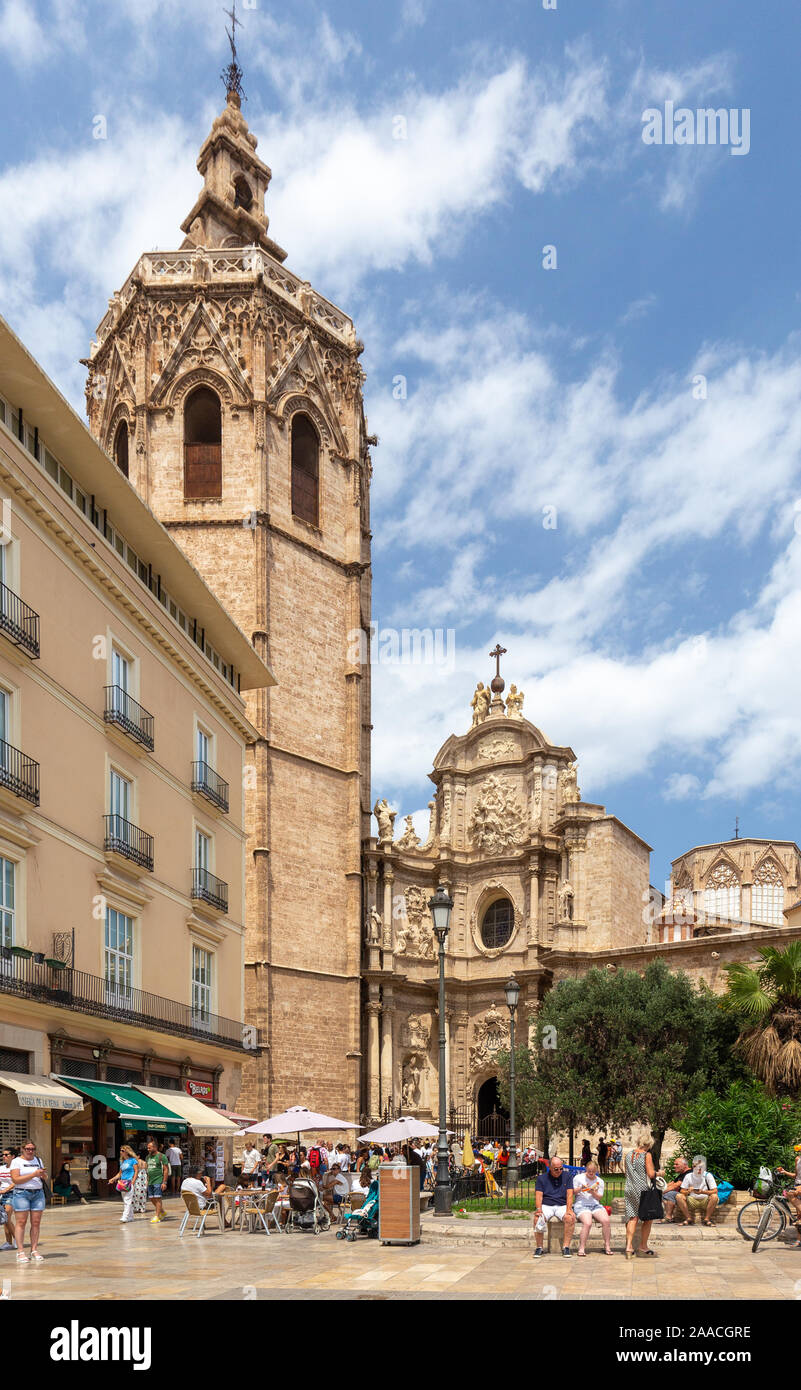 Basilique-cathédrale de l'Assomption de Notre-Dame de Valence, Span - 2019.08.13. Micalet - Bell Tower et le principal bâtiment gothique de cathedr Banque D'Images