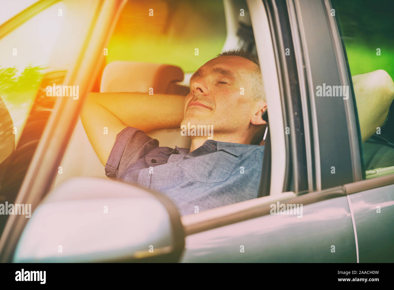 L'homme de dormir dans la voiture avant la prochaine partie du voyage Banque D'Images