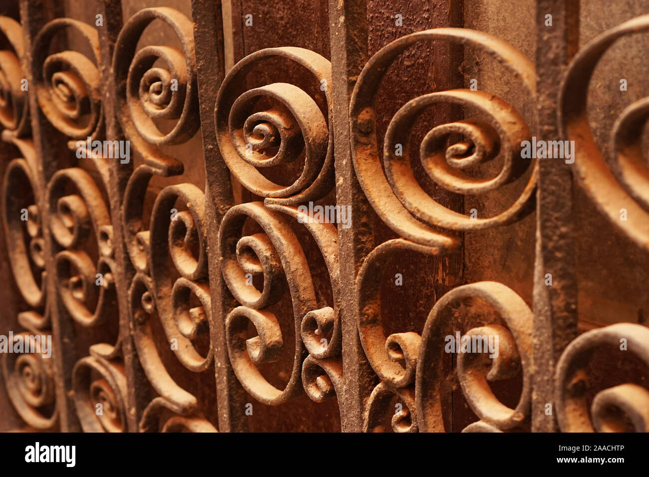 Configuration en spirale sur une barrière métallique décorative Banque D'Images
