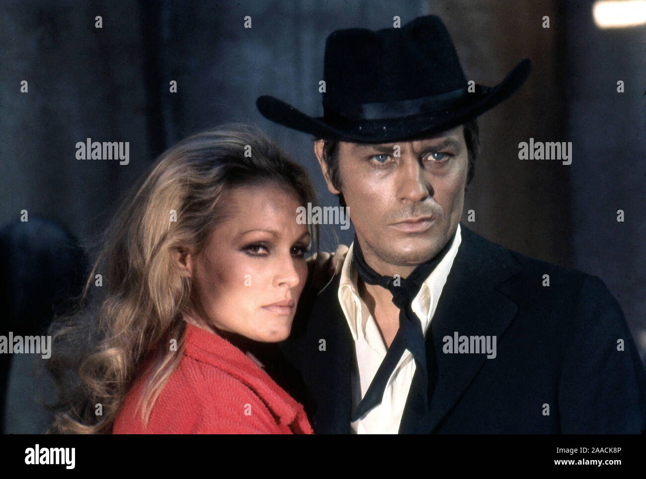 URSULA ANDRESS et Alain Delon dans SOLEIL ROUGE (1971) -Titre original : SOLEIL ROUGE-, réalisé par Terence Young. Crédit : LES FILMS CORONA / Album Banque D'Images