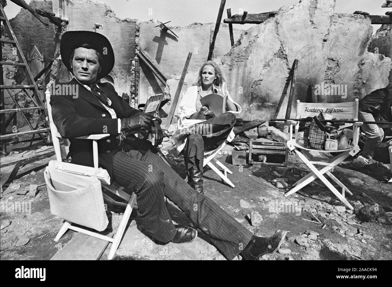 URSULA ANDRESS et Alain Delon dans SOLEIL ROUGE (1971) -Titre original : SOLEIL ROUGE-, réalisé par Terence Young. Crédit : LES FILMS CORONA / Album Banque D'Images