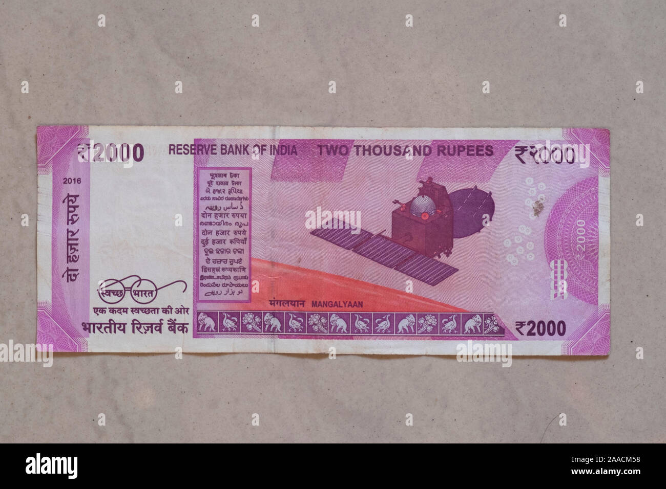 Backsite de new Indian Rupee 2000 Remarque sur fond uni Banque D'Images