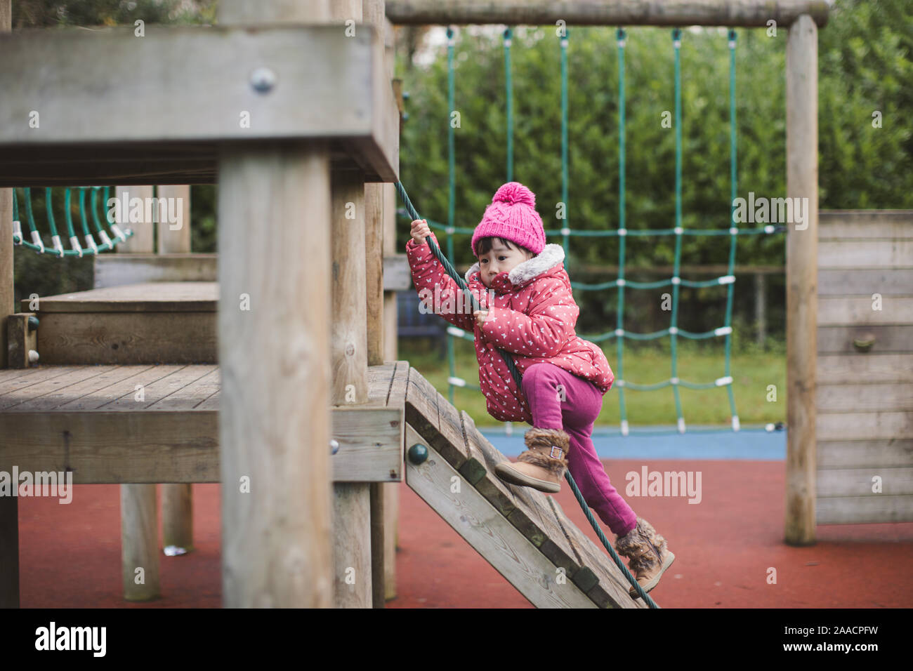 Bebe Fille Escalade A Aire D Hiver L Irlande Du Nord Photo Stock Alamy