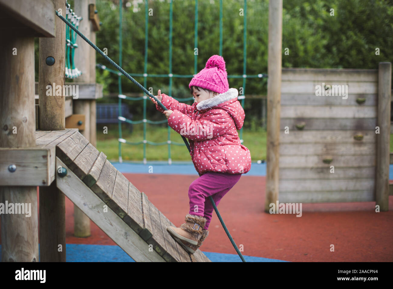 Bebe Fille Escalade A Aire D Hiver L Irlande Du Nord Photo Stock Alamy