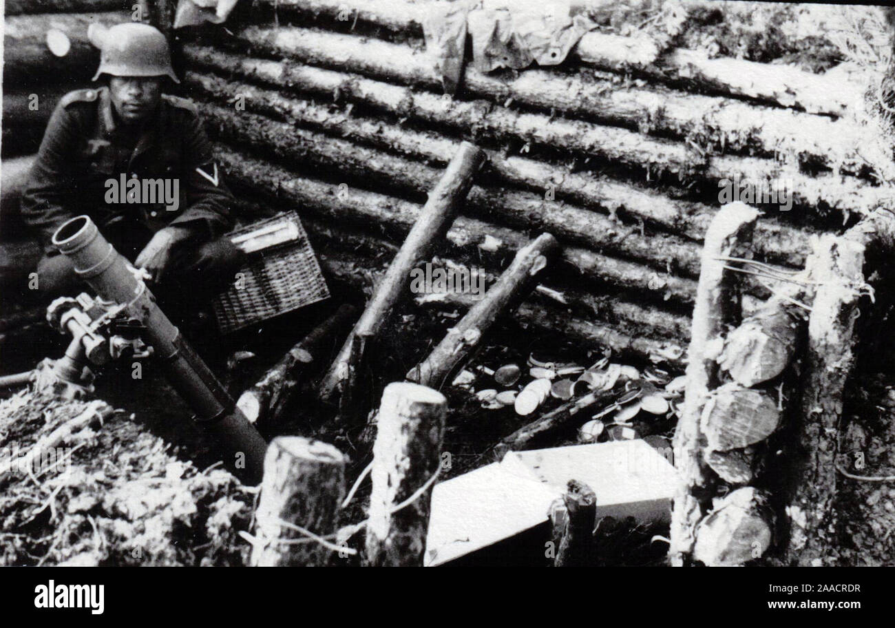 Soldat allemand dans une tranchée avec un mortier de 8 cm sur le front russe 1944. Deuxième Guerre mondiale photo privée B/W d'un ancien soldat allemand Banque D'Images