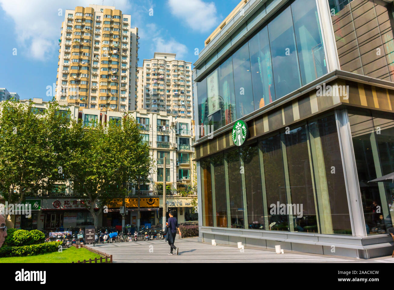 Shanghai, Chine, à l'extérieur, Zhong Hai Huan Yu hui Shopping Center, Xin Tian Di zone, scènes de rue, grands bâtiments d'affaires de la ville Banque D'Images