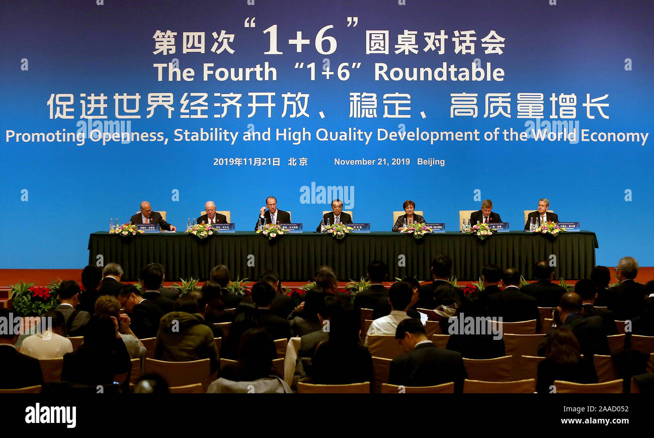 Beijing, Chine. 21 Nov 2019. (L-R) de Angel Gurria, Secrétaire général de l'Organisation de coopération et de développement économiques (OCDE), Directrice adjointe pour l'Alan Wolff Organisation mondiale du commerce (OMC), le président de la Banque mondiale, David Malpass, le Premier ministre chinois Li Keqiang, Fonds monétaire international (FMI), Kristalina Georgieva, Directrice de l'Organisation internationale du Travail (OIT), Guy Ryder, directeur général et Conseil de stabilité financière (CSF) Président Randal Quarles face aux médias au cours de la quatrième '16' Round Table dialogue à Pékin. Credit : UPI/Alamy Live News Banque D'Images