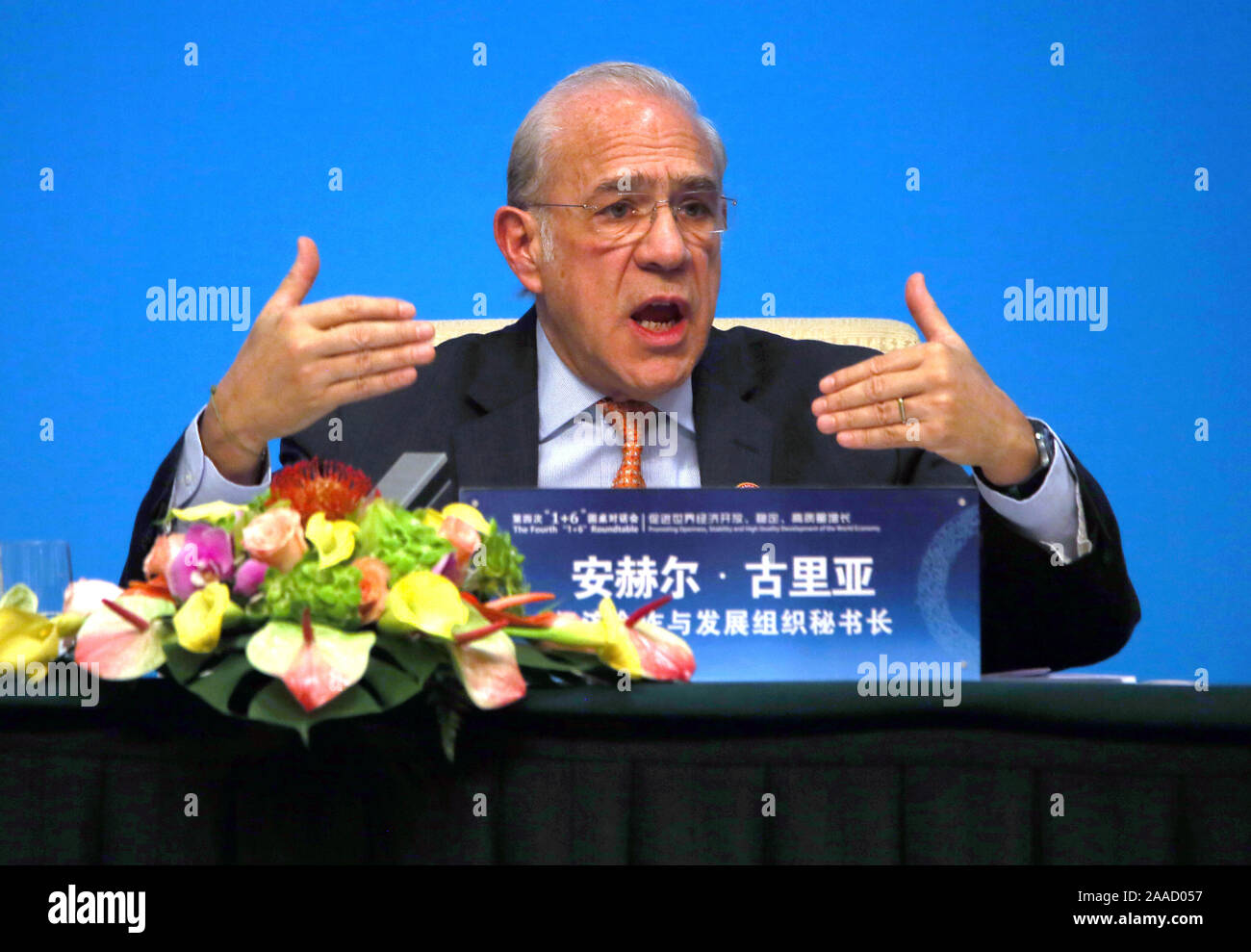 Beijing, Chine. 21 Nov 2019. Angel Gurria, Secrétaire général de l'Organisation de coopération et de développement économiques (OCDE) traite les médias au cours de la quatrième '16' Round Table dialogue à Pékin le jeudi 21 novembre, 2019. La Chine a besoin de faire un meilleur usage de ses divers outils de politique économique pour relancer l'économie, Li a dit jeudi. Photo par Stephen Shaver/UPI UPI : Crédit/Alamy Live News Banque D'Images