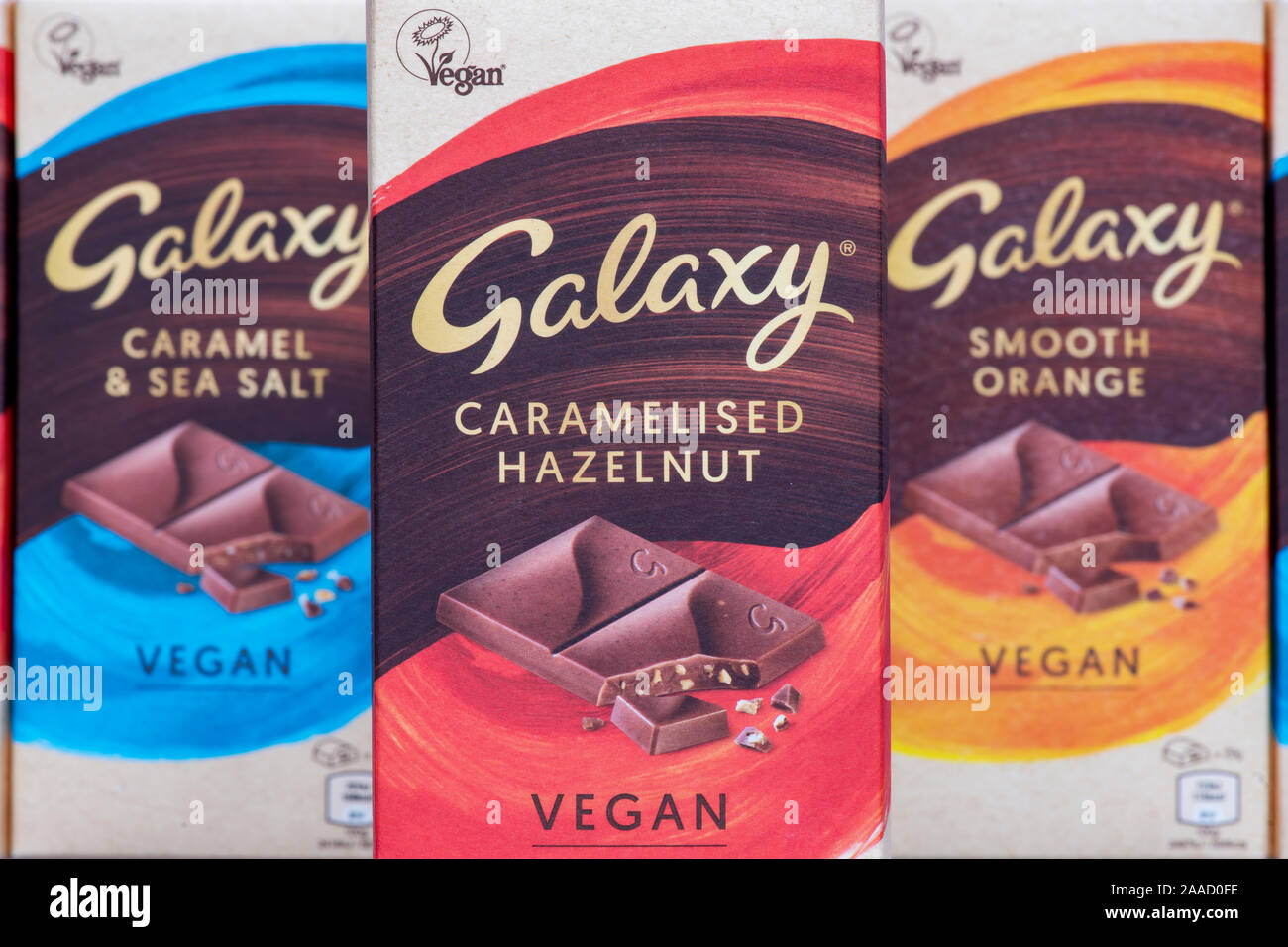 Chocolat Végétalien Galaxy. Noisettes caramélisées, lisse, Orange et caramel et sel de mer bars Banque D'Images