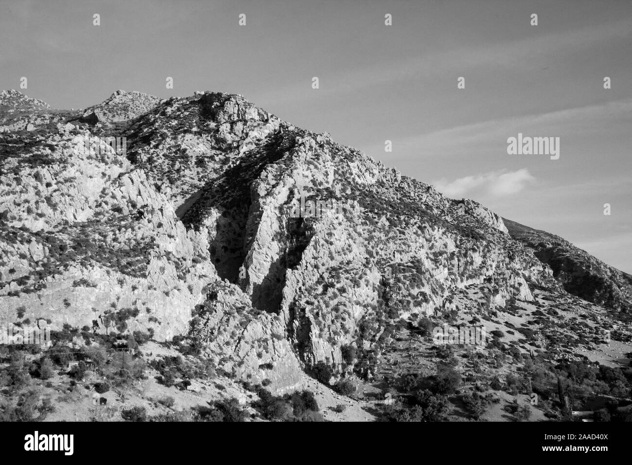 Un noir et blanc voir le soir de l'un des deux célèbres montagnes sorrunding Chefchauen, la perle bleue du Maroc Banque D'Images
