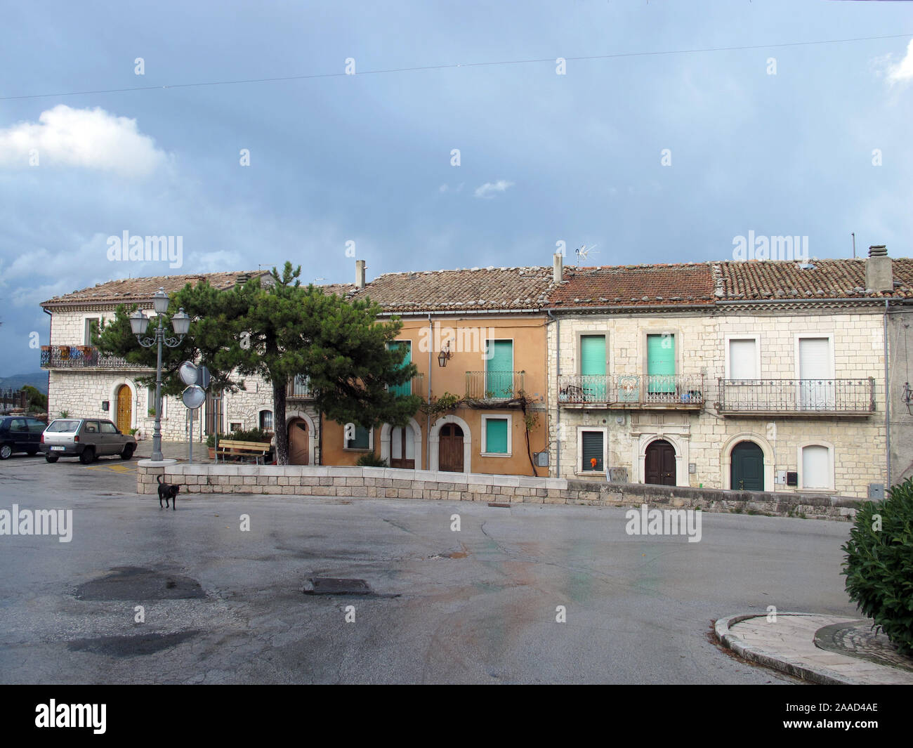 12 novembre 2019, l'Italie, Oratino : un village-rue. Oratino est membre de l'association "Les plus beaux villages de France'. La région dépeuplée de Molise en Italie du sud est d'attirer de nouveaux citoyens. Celui qui gagne trois années de l'argent de l'état. Mais il a à se déplacer jusqu'à un petit village. (Dpa-Korr 'Qui veut aller à Molise ? Région italienne nouveaux arrivants donne cash') Photo : Klaus Blume/dpa Banque D'Images