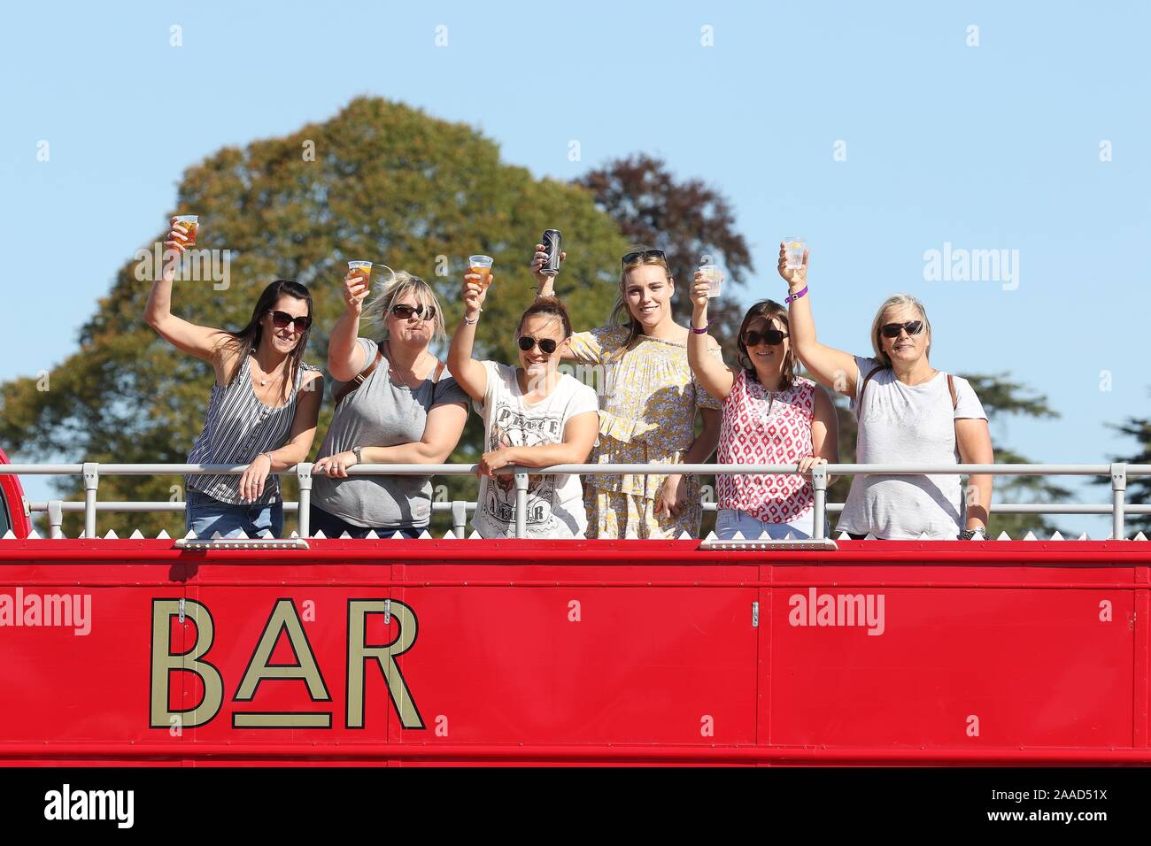 Vous pourrez déguster un verre de fizz en haut d'une barre de bus, tout en regardant le dressage Banque D'Images