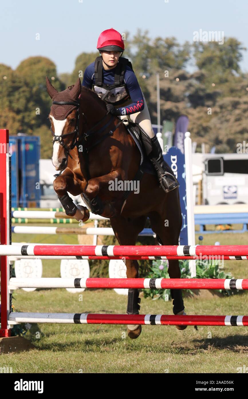 Lawton-Smith Maya équitation Fire Ambassadeur à l'équipe de Poney Club & Challenge Banque D'Images