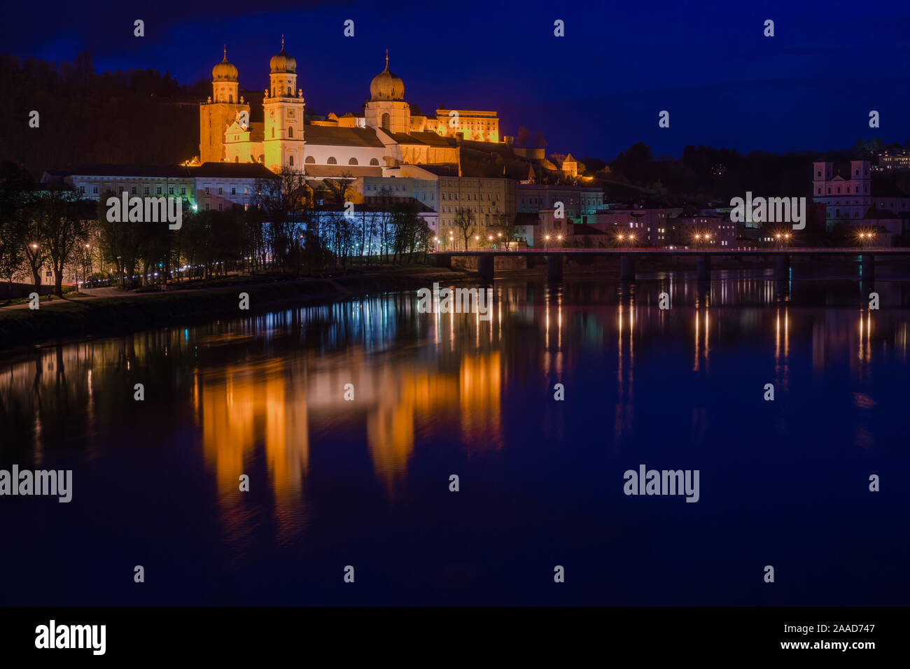Passau, Blick über den Inn auf die Altstadt mit dem Hintergr beleuchteten Dom, im. Veste Oberhaus, Bayern, Bundesrepublik Deutschland Banque D'Images