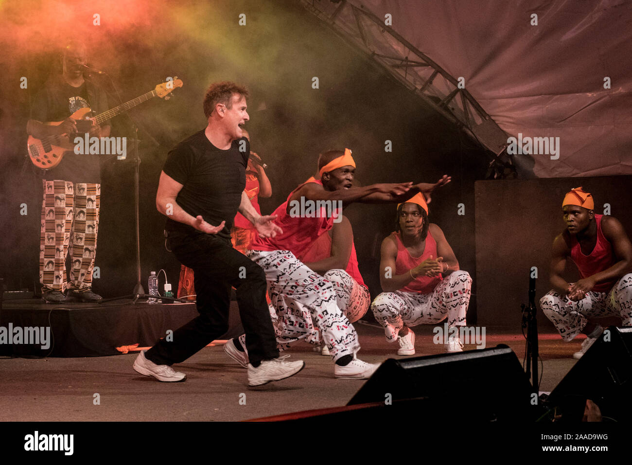 Johnny Clegg danse avec des danseurs traditionnels Zulu au cours d'un de ses derniers concerts à ce jour, le jardin de Kirstenbosch, Cape Town, Afrique du Sud. Banque D'Images