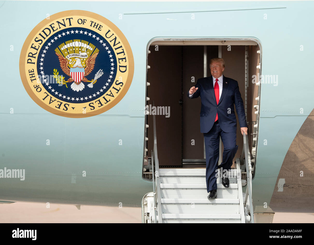 Le président américain, Donald J. Trump pas hors de l'Air Force One à l'arrivée à l'aéroport international Austin Bergstrom pour une courte visite d'une usine de montage d'Apple dans North Austin. Trump est vantant USA fabrication sur le sol au milieu d'une guerre commerciale avec la Chine. Banque D'Images
