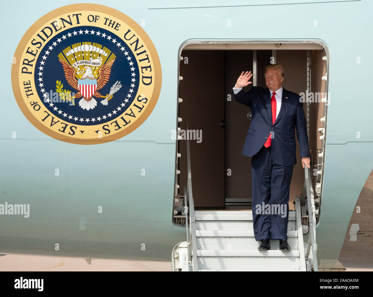 Le président américain, Donald J. Trump pas hors de l'Air Force One à l'arrivée à l'aéroport international Austin Bergstrom pour une courte visite d'une usine de montage d'Apple dans North Austin. Trump est vantant USA fabrication sur le sol au milieu d'une guerre commerciale avec la Chine. Banque D'Images
