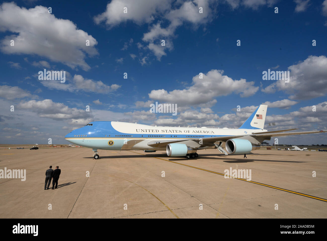 Air Force One avec le Président Donald Trump à bord atterrit à l'aéroport international de Bergstrom à Austin, Texas, pour une courte visite d'une usine de montage d'Apple dans North Austin. Banque D'Images